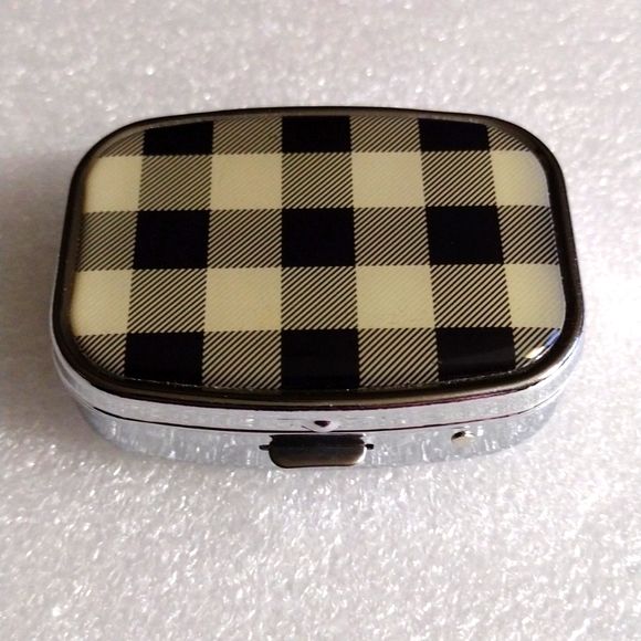 Beautiful mini 2 slot pill box. - Picture 1 of 7